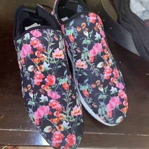 Cute Steve Madden floral sneakers only worn twice